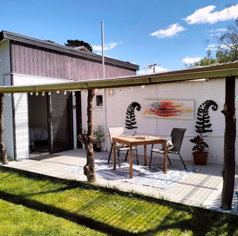 Peaceful Pet Friendly 1 Bedroom Cottage On 1 Acre - Accommodation Bookings 0