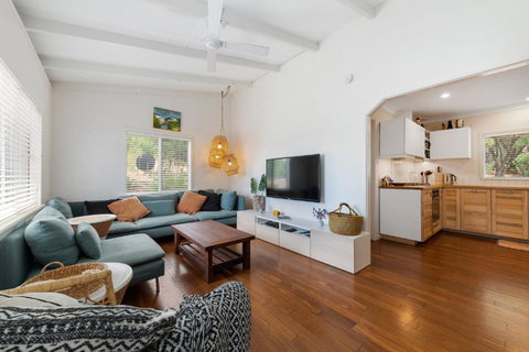 Peaceful And Renovated Original Beach House With Sweeping Views Of Gracetown - Accommodation Bookings 3