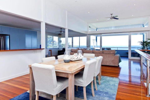 Pacific Sunrise - Beach Views - Accommodation Bookings 3
