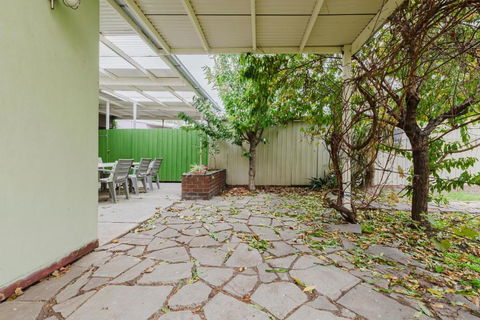 Palms By Yarraville With Large 2 Bed Home & Yard - Accommodation Bookings 1