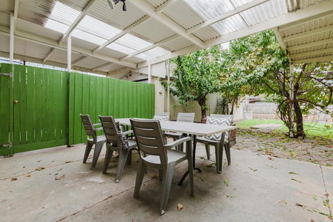 Palms By Yarraville With Large 2 Bed Home & Yard - Accommodation Bookings 2