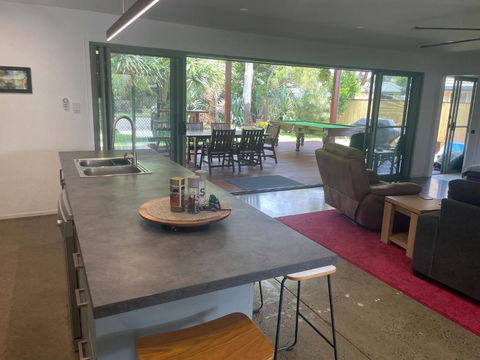 Pandanus Paradise. Newly Renovated 4 Bedroom Home - Accommodation Bookings 2