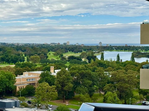 Panoramic View - Albert Park Lake & Shrine Views - Accommodation Bookings 0