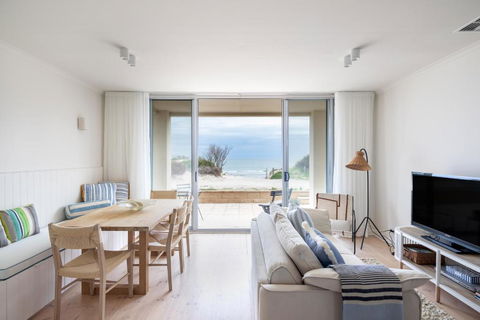 Pearl, Designer Beachfront Retreat, Semaphore Park - Accommodation Bookings 3