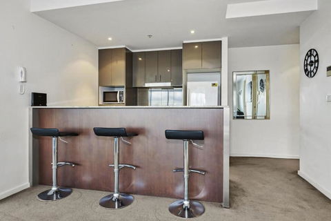 Portside Bliss Your Urban Escape In Melbourne - Accommodation Bookings 3