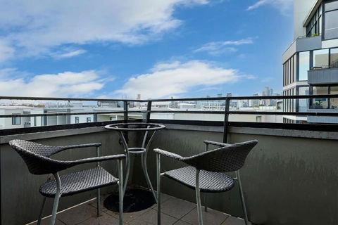 Portside Bliss Your Urban Escape In Melbourne - Accommodation Bookings 1