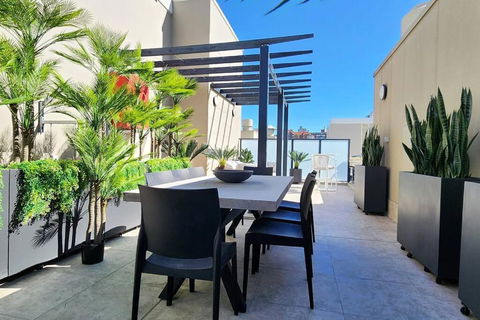 Penthouse With Private Terrace, Parking + 2 Pools - Accommodation Bookings 1