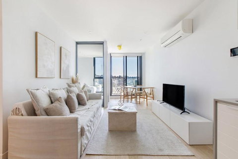Perched On Parkville - A Minimalist Retreat With Pool - Accommodation Bookings 0
