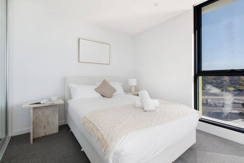 Perched On Parkville - A Minimalist Retreat With Pool - Accommodation Bookings 1