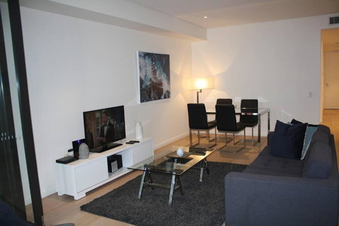 Perfect Large One Bedroom Plus Study - ALB09518 - Accommodation Bookings 0