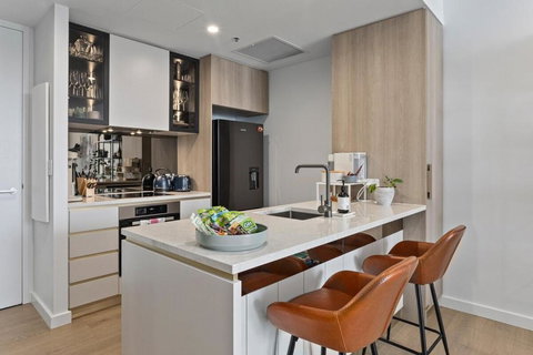 Perfect Location With 5 Star Amenities - Accommodation Bookings 3