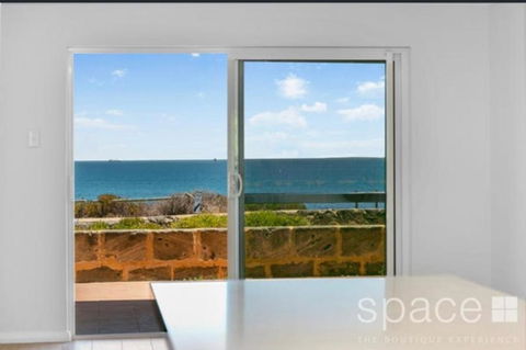 Perfect Oceanfront Cottesloe Apartment - Accommodation Bookings 2
