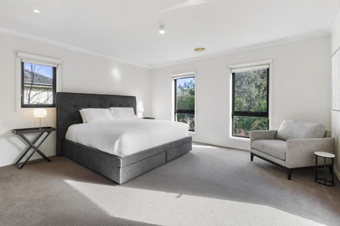 Perfectly Located 4-Bed House In Kensington - Accommodation Bookings 1