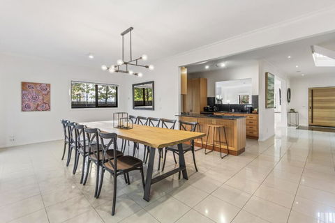 Perfectly Located 4-Bed House In Kensington - Accommodation Bookings 3