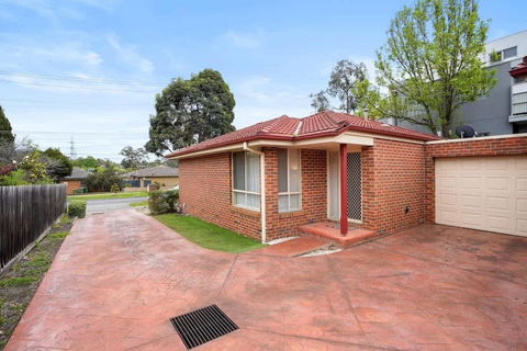Perfectly Located Townhouse In Heart Of Ringwood - Accommodation Bookings 0