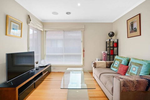 Perfectly Located Townhouse In Heart Of Ringwood - Accommodation Bookings 1