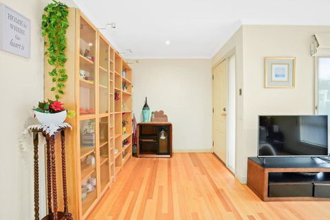 Perfectly Located Townhouse In Heart Of Ringwood - Accommodation Bookings 3