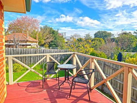 Pet-Friendly Retreat 2BR Ringwood Prime Location - Accommodation Bookings 0