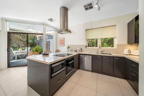 Petal And Bloom - 3BR Family CBD - Accommodation Bookings 1
