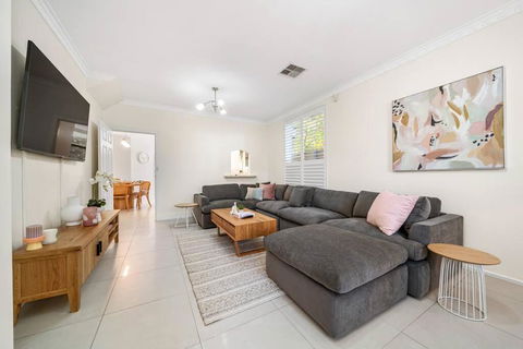 Petal And Bloom - 3BR Family CBD - Accommodation Bookings 3