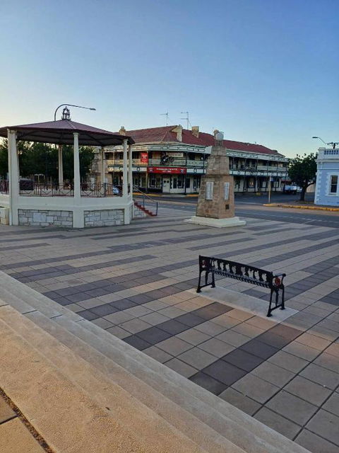PETERBOROUGH HOTEL - Accommodation Bookings 1