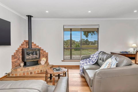 Picturesque Vineyard Farmhouse Nestled On 40-Acres - Accommodation Bookings 1
