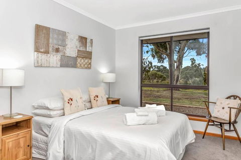 Picturesque Vineyard Farmhouse Nestled On 40-Acres - Accommodation Bookings 2