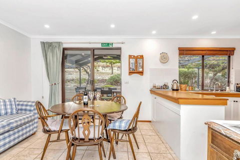 Picturesque Vineyard Farmhouse Nestled On 40-Acres - Accommodation Bookings 3