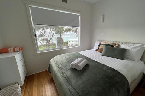 PIPI SHACK - Iconic Waterfront Shack Binalong Bay - Accommodation Bookings 3