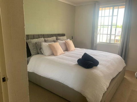 Plush 2 Bedroom Apartment Kingston - Accommodation Bookings 1