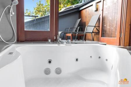 Pole Home In Paradise @ Kuranda - Accommodation Bookings 3