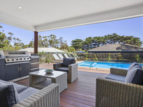 Pool And Spa - 300m Walk To Beach - Accommodation Bookings 1