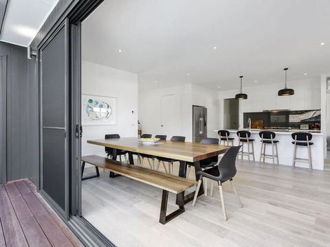 Pool And Spa - 300m Walk To Beach - Accommodation Bookings 3