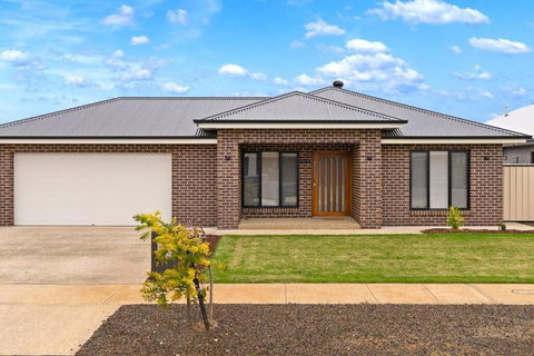 Popular Luxury Villa Kialla Shepparton - Accommodation Bookings 0