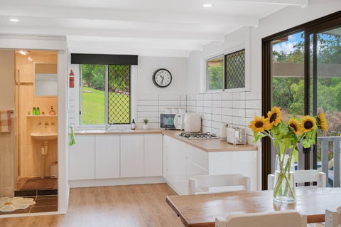 Pet Friendly Cozy Cabin - Accommodation Bookings 3