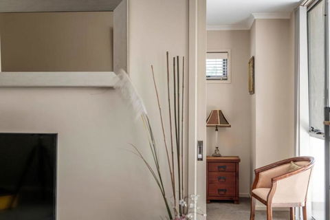 Quiet Apartment In Braddon ACT - Accommodation Bookings 1