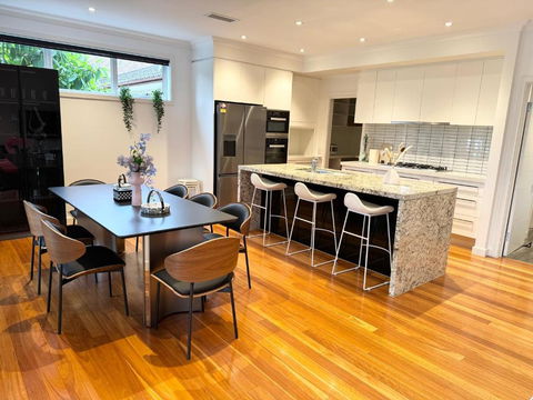 Quite Luxurious House With Pool 220m To Railway Station - Accommodation Bookings 3