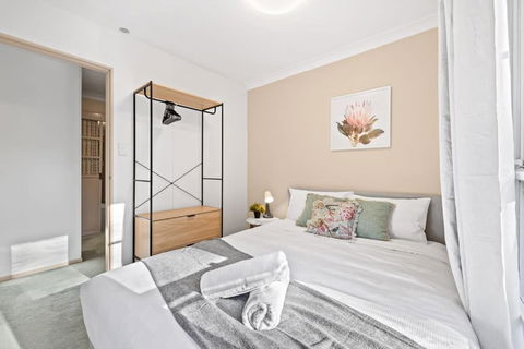 Quaint Queen Room In Pymble - Private Spot - Shared Bathroom - Accommodation Bookings 0