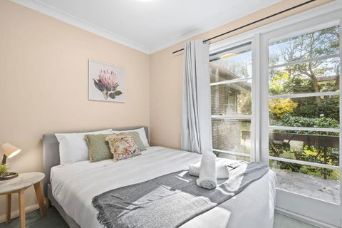Quaint Queen Room In Pymble - Private Spot - Shared Bathroom - Accommodation Bookings 1