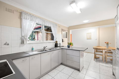 Quaint Queen Room In Pymble - Private Spot - Shared Bathroom - Accommodation Bookings 2