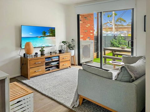 Private Room & Ensuite, In Shared Modern 2 Level Apartment - Full Use Of All Facilities - Accommodation Bookings 0