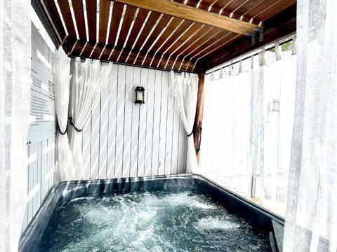 Private Outdoor Spa, Fire Pit - THE RETREAT COOLUM BEACH - Accommodation Bookings 3