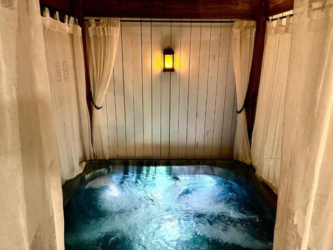 Private Outdoor Spa, Fire Pit - THE RETREAT COOLUM BEACH - Accommodation Bookings 0