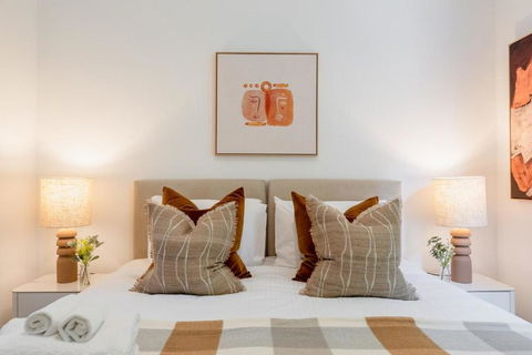 Prahran Timeless & Modern Haven, With Parking - Accommodation Bookings 3