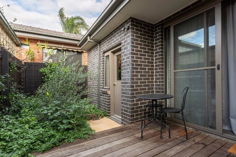Primrose - Chic Mid-Century Style In Brunswick - Accommodation Bookings 1