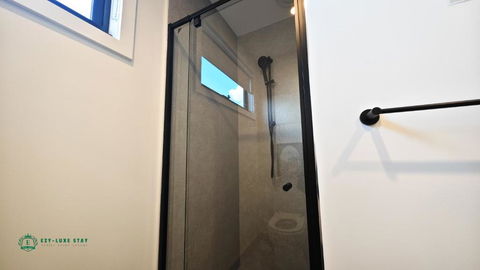 Private Suite With Queen Bed TV - Room 11 - Accommodation Bookings 3