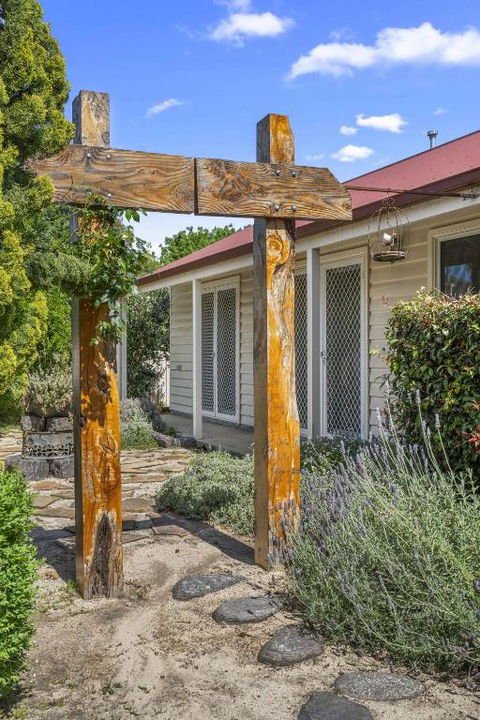 Quaint Garden Oasis With Free Parking - Accommodation Bookings 2