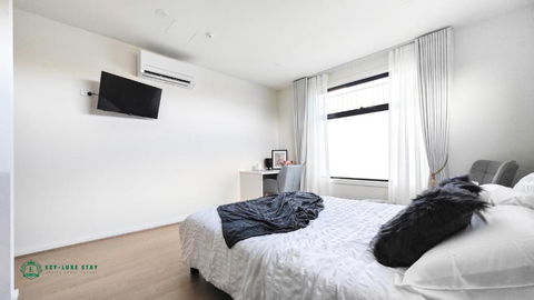 Queen Bed Stylish Suite With TV - Room 12 - Accommodation Bookings 0