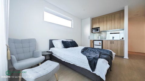 Queen Bed Stylish Suite With TV - Room 12 - Accommodation Bookings 2