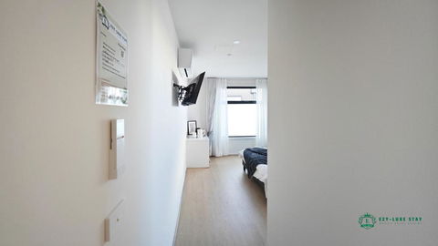 Queen Bed Stylish Suite With TV - Room 12 - Accommodation Bookings 3